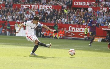 El jugador del Sevilla, Jesús Navas, marca el 1-0.
