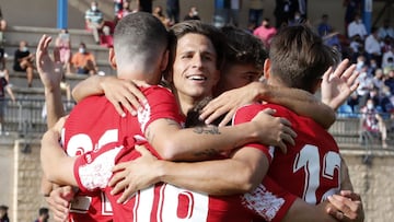 Giuliano Simeone, en el centro del abrazo del Atlético tras el 0-1 del Atlético al Numancia en Burgo de Osma.