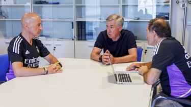 Antonio Pintus, Carlo Ancelotti y Luis Llopis comparten mesa ayer, en las oficinas de Valdebebas, mientras planifican el inicio de los entrenamientos.