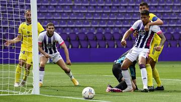 VALLADOLID, SPAIN - APRIL 24: Marcos Andre of Real Valladolid takes a shot under pressure from Jeremias Ledesma (L) Jon Ander Garrido (R) of Cadiz CF during the La Liga Santander match between Real Valladolid CF and Cadiz CF at Estadio Municipal Jose Zo