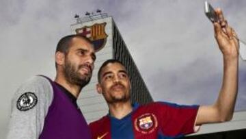 <b>CON LA AFICIÓN. </b>Pep Guardiola atiende a un aficionado a su salida del Camp Nou.