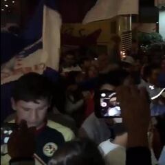 El banderazo de los hinchas de la UC antes de la Supercopa