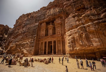 Petra, o la ciudad rosa (por el color de sus piedras), está en la actual Jordania y data del s. VIII a.C. Recibe ese nombre porque está construida en piedra. Fue fundada por los edomitas y posteriormente se convirtió en la capital de los nabateos, quienes desarrollaron las maravillas arquitectónicas del conjunto. Tras ser controlada por el Imperio Bizantino cayó en el olvido, y fue descubierta en 1812 por Jean Lois Burckhardt.