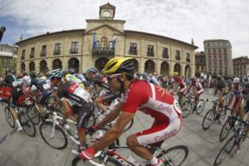 El pelotón sale de la localidad asturiana de Avilés, en el comienzo de la vigésima etapa de la Vuelta Ciclista a España, que terminará en el Alto de L'Angliru, con un recorrido de 142,2 km.