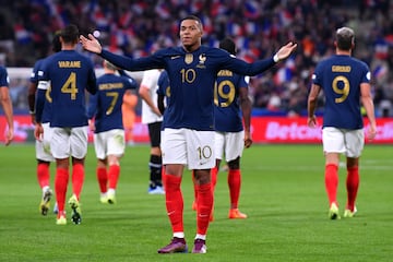 La selección francesa venció 2-0 ante Austria para evitar el descenso a la Liga B de la Nations League. Mbappé abrió el marcador con un golazo y lo celebró 'disparando una fotografía'.