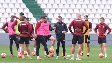 Ania habla con sus jugadores en El Arcángel