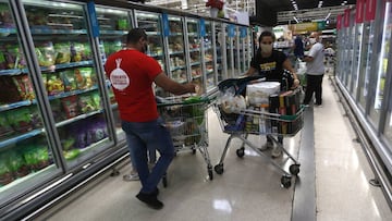 Santiago 17 mayo 2020  FiscalizaciÃ³n de inspectores municipales sanitarios en supermercados de Las Condes.  Marcelo Hernandez/Aton Chile