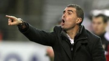 El entrenador de la Sociedad Deportiva Eibar, Gaizka Garitano, da instrucciones a sus jugadores durante el partido de la decimocuarta jornada de Liga BBVA disputado ante el Almer&iacute;a.