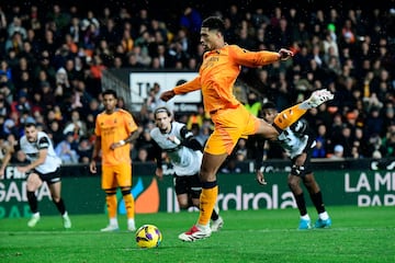 El jugador ingls lanza desde los 11 metros a la izquierda de Dimitrievski y manda el baln al palo. El portero del Valencia tena los dos pies adelantados de la lnea, pero al no intervenir en la pena mxima, no se repite.