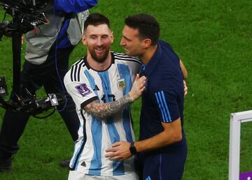 La Albiceleste celebra por todo alto la clasificación la victoria y la clasificación para la final. En la imagen, Messi con Scaloni.