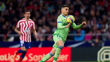 Mauro Arambarri controla un balón en el partido de su reaparición en el Metropolitano.