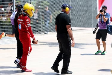 Lewis Hamilton regresando a los boxes tras el accidente sufrido en los entrenamientos libres del Gran Premio de Mónaco de Fórmula 1.