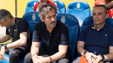 LAS PALMAS DE GRAN CANARIA, 14/04/2024.-El entrenador del Sevilla Quique Sánchez Flores durante el partido correspondiente a la jornada 31 de LaLiga EA Sports que disputan este domingo en el Estadio de Gran Canaria. EFE/Quique Curbelo
