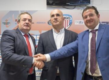 LUIS CESAR SAMPEDRO exfutbolista, jugó como portero durante una década en el Racing de Ferrol, donde comenzó como entrenador en el 2000, actualmente es el entrenador del CD Lugo.