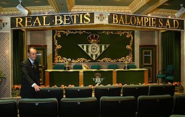 Salón de actos decorado con escudos del Real Betis en el domicilio de Lopera.