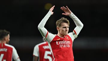 London (United Kingdom), 03/04/2024.- Arsenal's Martin Odegaard celebrates after scoring the 1-0 goal during the English Premier League match between Arsenal and Luton Town in London, Britain, 03 April 2024. (Reino Unido, Londres) EFE/EPA/VINCENT MIGNOTT EDITORIAL USE ONLY. No use with unauthorized audio, video, data, fixture lists, club/league logos, 'live' services or NFTs. Online in-match use limited to 120 images, no video emulation. No use in betting, games or single club/league/player publications.