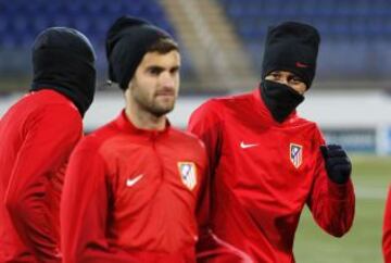 Los jugadores del Atlético durante una sesión de entrenamiento en el estadio Petrovsky de San Petersburgo. El Atlético de Madrid se enfrentará al Zenit de San Petersburgo mañana en champions league