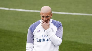 GRA058. MADRID, 18/11/2016.- El entrenador del Real Madrid, Zinedine Zidane, durante el entrenamiento que ha realizado hoy la plantilla en Valdebebas, para preparar el encuentro que disputar&aacute;n este s&aacute;bado en el Vicente Calder&oacute;n frente