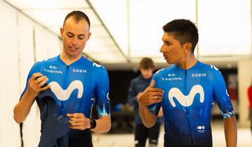 Enric Mas y Nairo Quintana dialogan durante la presentación del Movistar.