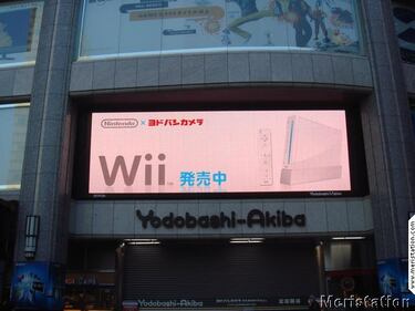 Miles de japoneses hacen cola ordenadamente para comprar Wii