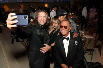 Lance LePere, Suki Waterhouse, Ugbad Abdi y Michael Kors durante la fiesta de la Gala del Met 2025, "Superfine: Sastrer¨ªa de estilo negro", en el Museo Metropolitano de Arte de la ciudad de Nueva York.