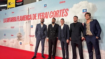 Claudio Gir¨¢ldez, Borja Iglesias, Iago Aspas, ?scar Mingueza y Marcos Alonso posan en el estreno del documental 'La Guitarra Flamenca de Yerai Cort¨¦s'.