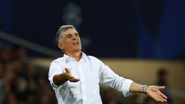 Soccer Football - UEFA Champions League - FC Barcelona v Olympiacos - Estadi Lluis Olimpic Companys, Barcelona, Spain - October 21, 2025 Olympiacos coach Jose Luis Mendilibar reacts REUTERS/Albert Gea