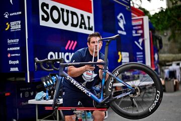Arranca la 110? edici¨®n del Tour de Francia, cuya salida tendr¨¢ lugar en territorio espa?ol, concretamente en Bilbao. Todos los integrantes de la carrera francesa ultiman los preparativos para que nada falle, como este mec¨¢nico del Soudal Quick-Step, quien hace ajustes a una bicicleta antes de una sesi¨®n de entrenamiento del equipo belga.