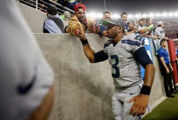 Russell Wilson saluda a un fan con el partido acabado y la satisfacción del deber cumplido, sin duda deseando que todo el resto del calendario fuera así de sencillo.