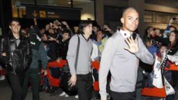 <b>RECIBIMIENTO. </b>Alrededor de 300 madridistas arroparon al equipo blanco en el aeropuerto de Avilés.