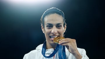 The two boxers, who were the subject of controversy during the Olympic Games, will carry the flags of their respective countries at the closing ceremony of the Games.