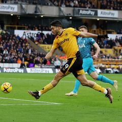 Raúl Jiménez back to his best in Wolves’ victory over Tottenham