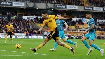 The Mexican entered the field on 29 minutes, replacing Diego Costa in the Wolves lineup.