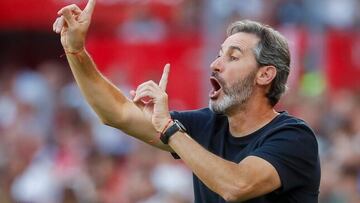 Vicente Moreno dirigiendo un partido.