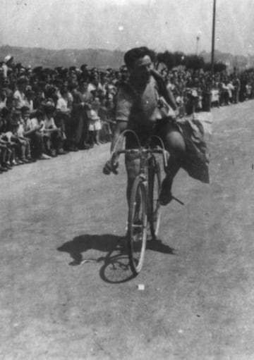 Se proclamó vencedor de la Vuelta a España en 1945, batiendo el récord de la prueba con un promedio de 27,240 kilómetros por hora, y superando al segundo clasificado, Julián Berrendero, con una ventaja de 30 minutos y 8 segundos.