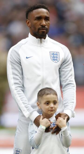 Defoe with mascot Bradley Lowery.