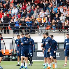 Más de mil aficionados en el entrenamiento del Valencia
