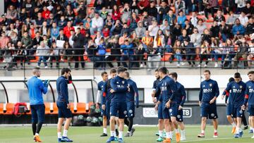 Entrenamiento del Valencia a puerta abierta.