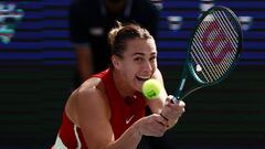 La tenista bielorrusa Aryna Sabalenka devuelve una bola durante su partido ante Donna Vekic en el WTA 1.000 de Dubai.