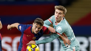 BARCELONA, 21/12/2024.- El centrocampista del FC Barcelona Gavi (i) lucha con Pablo Barrios, del Atlético de Madrid, durante el partido de la jornada 18 de LaLiga entre el FC Barcelona y el Atlético de Madrid, este sábado en el estadio olímpico Lluis Companys. EFE/Alberto Estévez