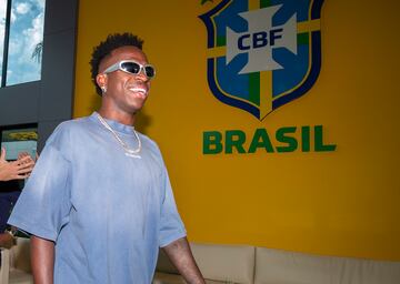 Llamativo look de Vinicius en su llegada a la concentraci車n de la selecci車n.