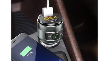 Este transmisor FM convierte el radio del carro en un manos libres para el celular