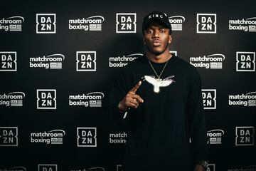 KSI es un ¡®vlogger' de 26 a?os que se dedica a jugar a videojuegos y retransmitir sus partidas con el resto de usuarios. Tambi¨¦n es c¨®mico y rapero. Las visualizaciones de sus v¨ªdeos ascienden a m¨¢s de 4.000 millones. Ha sido criticado por comentarios machistas y lascivos hacia las mujeres.
