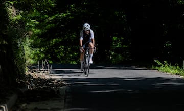 El inicio de la subida, con el Rio Oza al lado izquierdo de los corredores, contar con una carretera protegida por rboles, lo que ayudar a sofocar, al menos durante unos kilmetros, las altas temperaturas que se intuyen en la carrera para el prximo mes de septiembre.