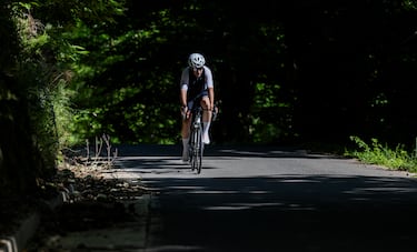 El inicio de la subida, con el Rio Oza al lado izquierdo de los corredores, contará con una carretera protegida por árboles, lo que ayudará a sofocar, al menos durante unos kilómetros, las altas temperaturas que se intuyen en la carrera para el próximo mes de septiembre.