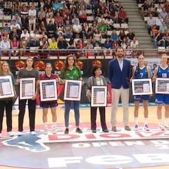 Bonito homenaje de la FEB a las medallista con España