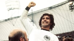 Gerd Müller falleció el 15 de agosto, a los 75 años. El delantero alemán fue siete veces máximo goleador de la Bundesliga, consiguió 723 goles en 771 partidos oficiales en los clubes en los que jugó, con mención especial a su laureado periplo en el Bayern de Múnich, y 68 tantos en 62 encuentros con Alemania. Además, fue máximo goleador del Mundial de 1970 y de la Eurocopa de 1972. Su legado futbolístico le ha hecho acreedor del apodo de ‘Torpedo’ por su eficacia en el área rival. Es el único jugador en la historia que ha marcado en una final de Copa de Europa de clubes, en una final de Eurocopa y en una final del Mundial, habiendo ganado todas las finales en las que anotó