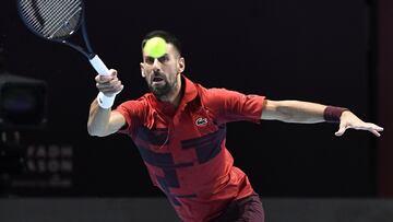 Novak Djokovic, en acción contra Jannik Sinner en el Six Kings Slam.