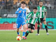SEVILLA, 05/02/2026.- El centrocampista del Atlético Rodrigo Mendoza (i), que debuta hoy, se lleva la pelota ante Pablo Fornals (d), del Real Betis, durante el partido de cuartos de final de la Copa del Rey que Real Betis y Atlético de Madrid disputan este jueves en el estadio de La Cartuja, en Sevilla. EFE/José Manuel Vidal