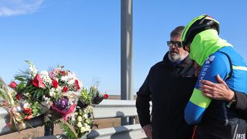 Varias personas junto a los ramos de flores dejados en recuerdo de la ciclista profesional Estela Domínguez, de 19 años, en el punto de la N-620 donde la deportista falleciera tras ser arrollada por un camión, durante una marcha en recuerdo de la ciclista, este domingo en Salamanca.